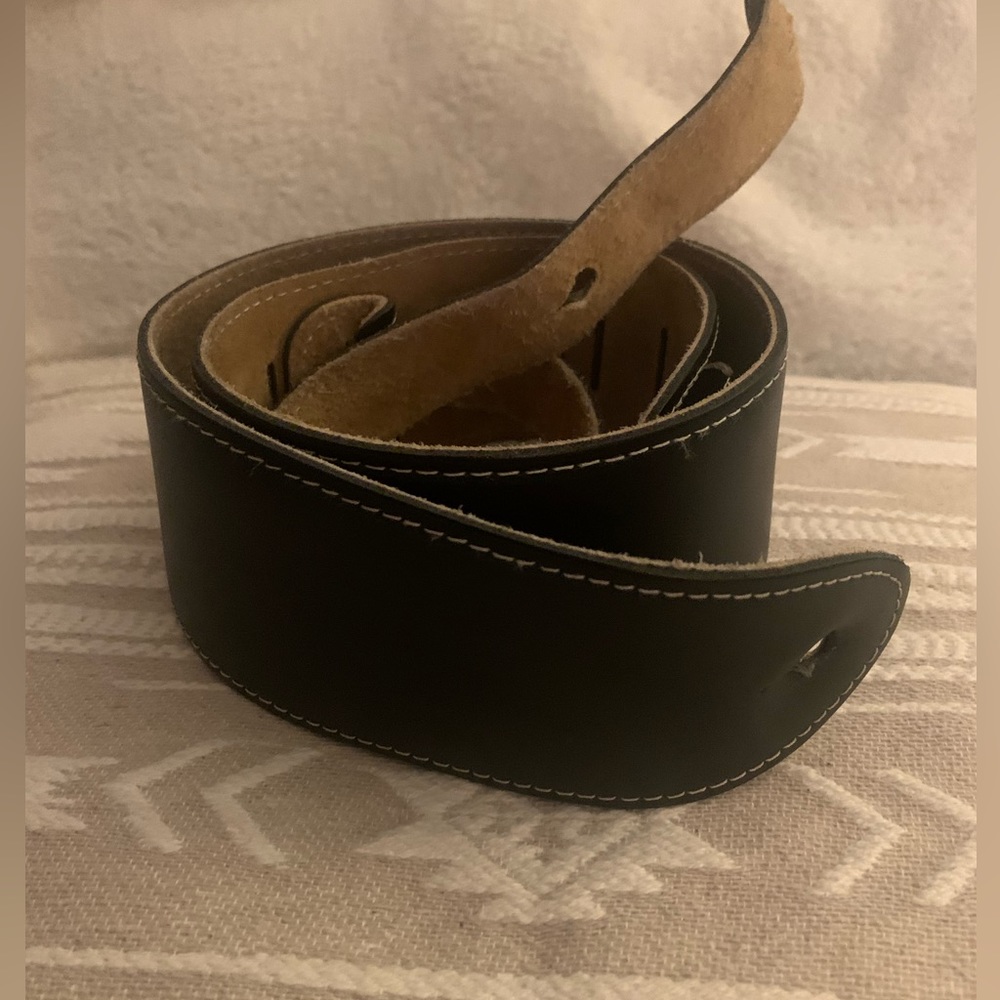 Perri’s leather and suede guitar strap - Black with tan underside